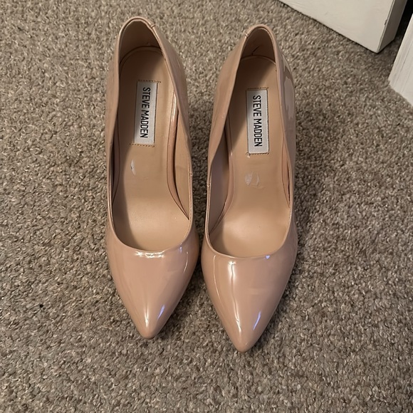 Steve Madden nude pointed toe heels. Size 7.5 - Picture 2 of 5